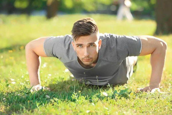 Treinamento Desportivo Homem Parque — Fotografia de Stock