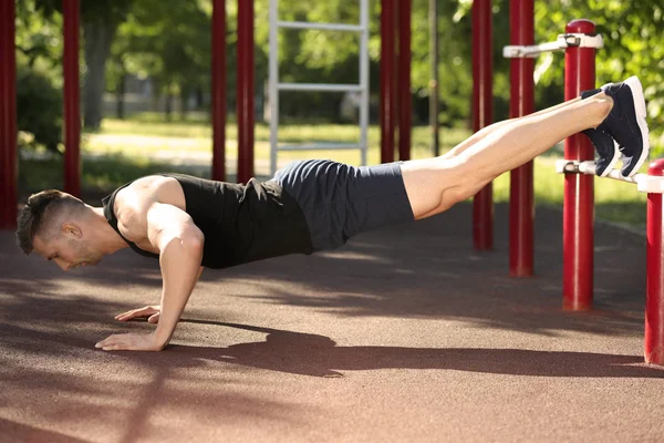 Sportif adam atletik park alanında eğitim