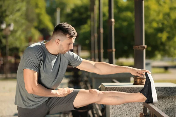 Treinamento Desportivo Homem Parque — Fotografia de Stock