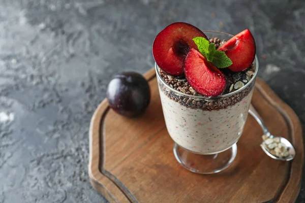 Lezzetli yulaf ezmesi tatlı taze erik gri dokulu arka plan üzerinde cam ile