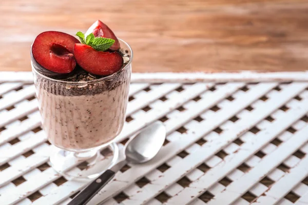 Dessert Flocons Avoine Savoureux Avec Prunes Verre Sur Table Bois — Photo