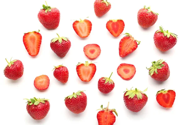 Flache Liegekomposition Mit Reifen Erdbeeren Auf Weißem Hintergrund — Stockfoto