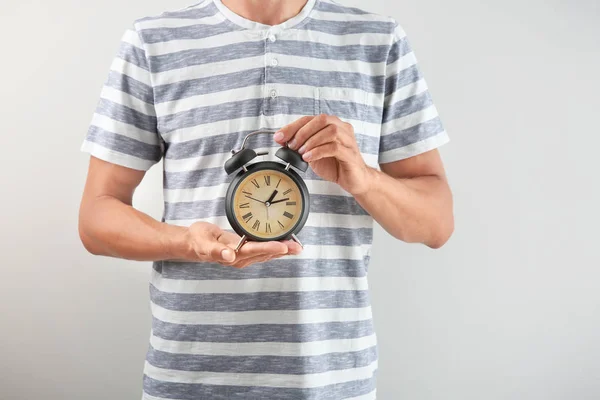 Mann Hält Wecker Auf Hellem Hintergrund Zeitmanagement Konzept — Stockfoto