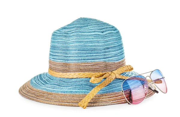 Sombrero Playa Con Gafas Sol Sobre Fondo Blanco — Foto de Stock