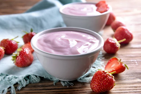 Cuenco Con Yogur Fresas Sobre Mesa Madera —  Fotos de Stock