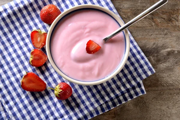 Schüssel Mit Joghurt Und Erdbeeren Auf Holztisch — Stockfoto