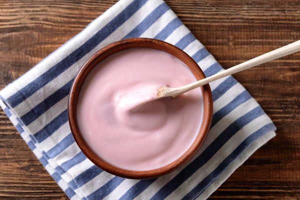 Cuenco Con Yogur Fresa Sobre Mesa Madera — Foto de Stock