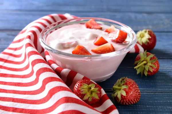 Schüssel Mit Joghurt Und Erdbeeren Auf Holztisch — Stockfoto
