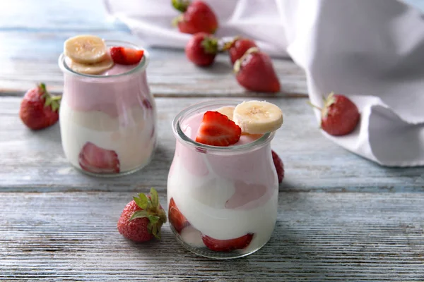 Glas Mit Joghurt Und Erdbeeren Auf Holztisch — Stockfoto