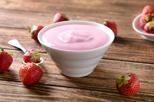 Cuenco Con Yogur Fresas Sobre Mesa Madera —  Fotos de Stock