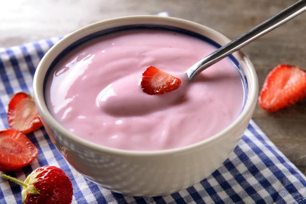 Schüssel Mit Joghurt Und Erdbeeren Auf Dem Tisch — Stockfoto