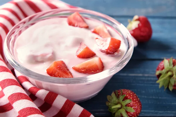 Schüssel Mit Joghurt Und Erdbeeren Auf Holztisch Nahaufnahme — Stockfoto