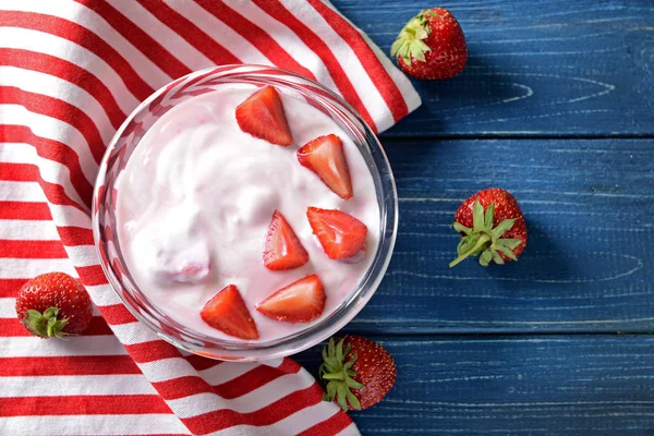 Schüssel Mit Joghurt Und Erdbeeren Auf Holztisch — Stockfoto