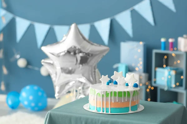 宴会上装饰的生日蛋糕 — 图库照片