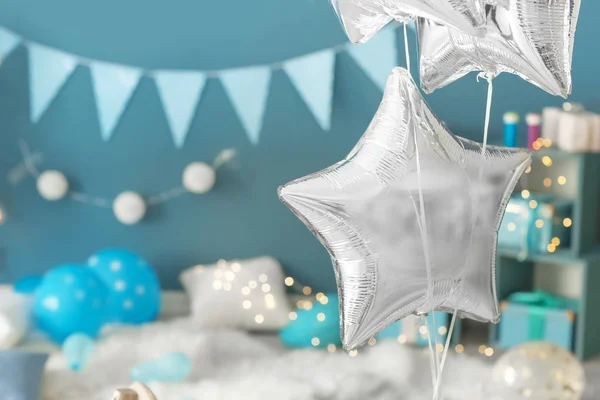 生日宴会上装饰的房间里的气球 — 图库照片