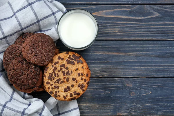 Brett Mit Leckeren Keksen Und Einem Glas Milch Auf Holzgrund — Stockfoto