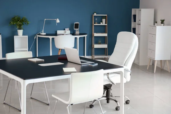 Stilvoller Arbeitsplatz Mit Laptop Auf Dem Tisch Büro — Stockfoto