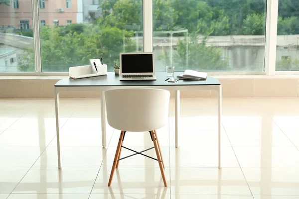 Elegante Lugar Trabajo Con Portátil Mesa Oficina —  Fotos de Stock