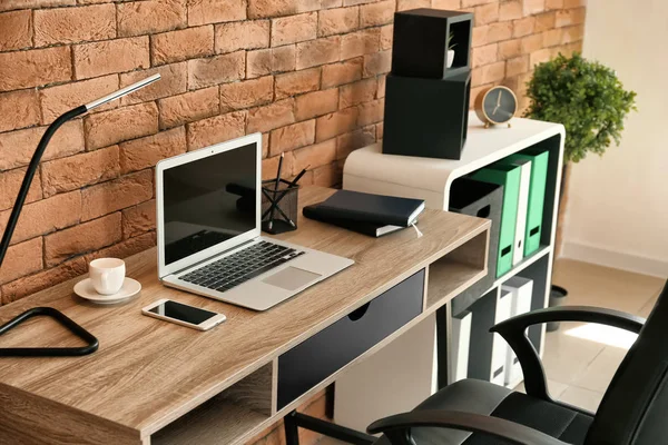 Stilvoller Arbeitsplatz Mit Laptop Auf Tisch Der Nähe Der Ziegelwand — Stockfoto
