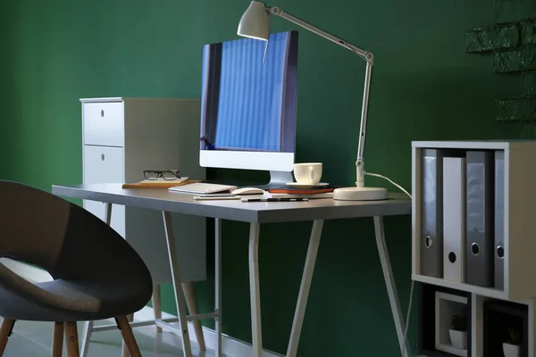 Stijlvolle Werkplek Met Computer Tafel Buurt Van Kleur Muur Kantoor — Stockfoto