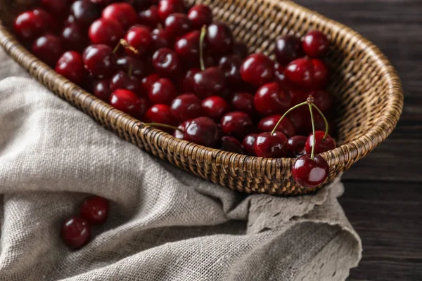 Rieten Kom Met Rijpe Kersen Tafel — Stockfoto