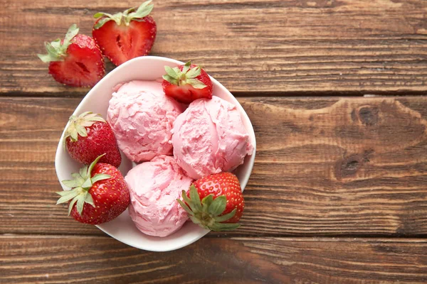 Μπολ Νόστιμα Παγωτό Φράουλα Φόντο Ξύλινη — Φωτογραφία Αρχείου