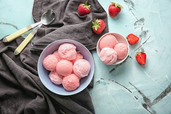 おいしいイチゴのアイス クリーム色の背景上の鉢 — ストック写真