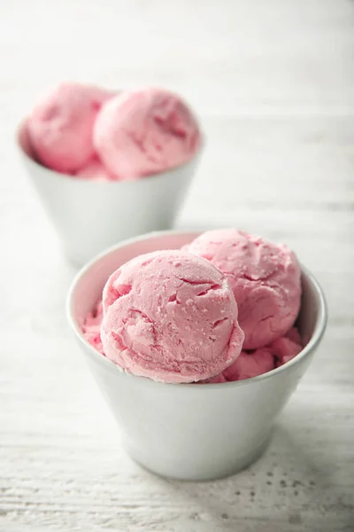 Ciotola Con Delizioso Gelato Alla Fragola Sfondo Legno Bianco — Foto Stock