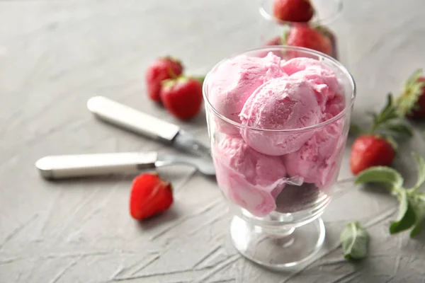 甜点碗与美味的草莓冰淇淋在灰色纹理背景 — 图库照片