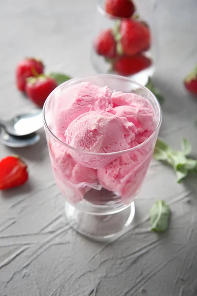 Dessert Bowl Delicious Strawberry Ice Cream Grey Textured Background — Stock Photo, Image