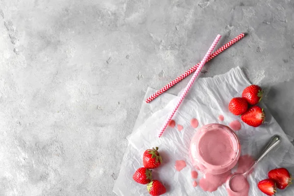 玻璃罐子与可口的草莓冰沙在轻的桌 — 图库照片