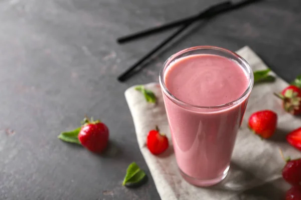 Glas Mit Leckerem Erdbeer Smoothie Auf Grauem Tisch — Stockfoto