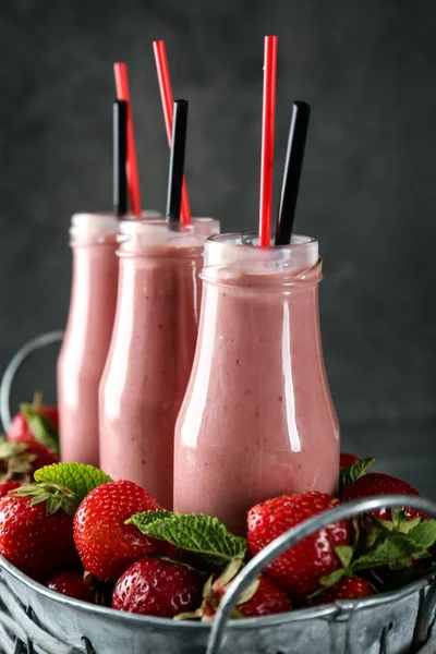 Panier Avec Des Bouteilles Smoothie Savoureux Fraises Sur Fond Gris — Photo