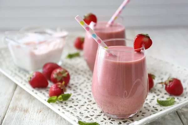 Glas Mit Leckerem Erdbeer Smoothie Auf Holztisch — Stockfoto