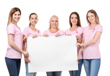 Pembe kurdele beyaz arka plan üzerinde poster holding ile farklı yaşta güzel kadınların. Meme kanseri kavramı