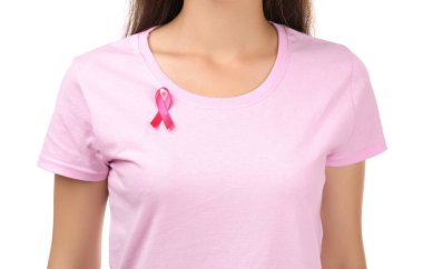 Beyaz arka planda, closeup pembe kurdele ile güzel bir kadın. Meme kanseri kavramı