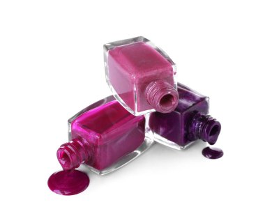 Tırnak cilası beyaz arka plan üzerine açık şişe