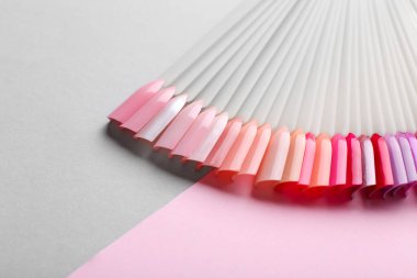 Renk arka plan üzerinde yapay çivi