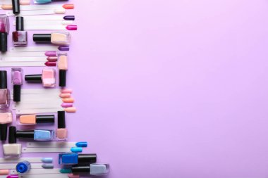 Şişe vernik ve renk arka plan üzerinde yapay çivi