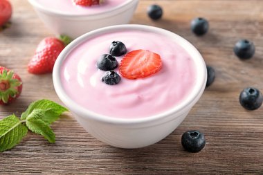 Kase Yoğurt ve ahşap masa üzerinde çilek ile