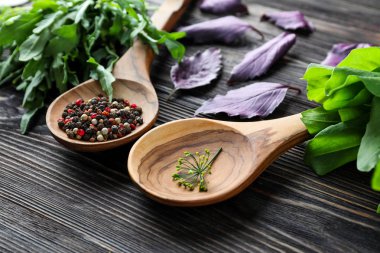 Tahta kaşık ile taze otlar ve baharatlar ahşap tablo
