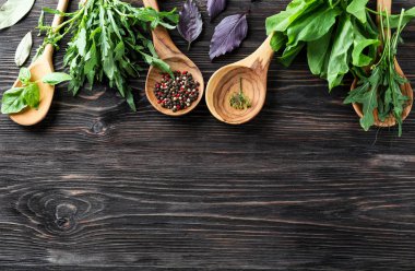 Tahta kaşık ile taze otlar ve baharatlar ahşap tablo