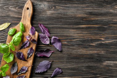 Ahşap tahta masada, üstten görünüm taze fesleğen ile