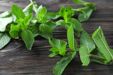 Ahşap zemin üzerinde taze yeşil nane