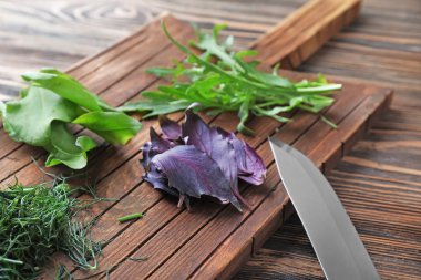 Taze ot ve tablo, closeup bıçak ile ahşap tahta