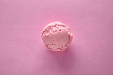 Çilekli dondurma topu renk arka plan üzerinde