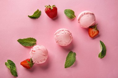 Çilekli dondurma topları renkli arka plan üzerinde
