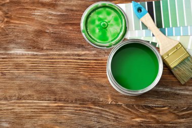 Boya ve fırça ahşap arka plan üzerinde konservesi