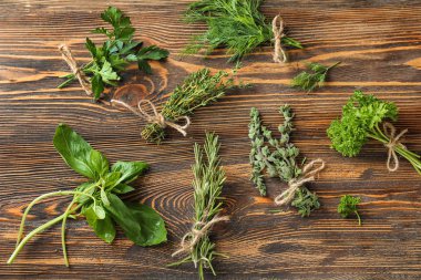 Ahşap arka plan üzerinde farklı taze otlar