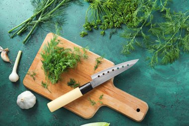 Ahşap tahta masada taze dereotu ile